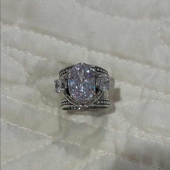 Elegant Sterling Silver Crystal Ring - Picture 2 of 6